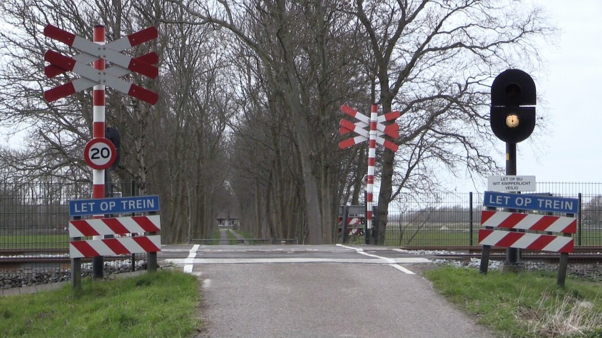 Foto: Onbewaakte spoorweg overgang.jpg